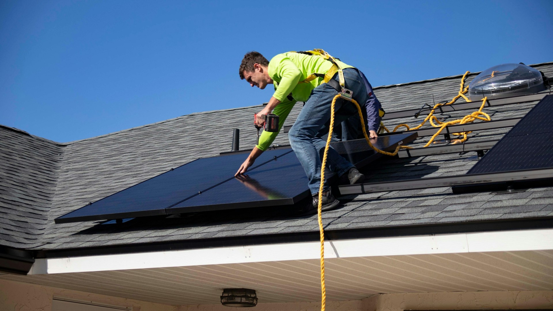 Trabajador instalando paneles solares en techo